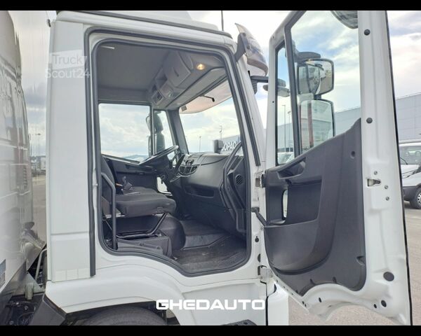 Вантажівка спеціального призначення IVECO EUROCARG0 90 220 CON CELLA ISOTERMICA E SPONDA CARICATRICE
