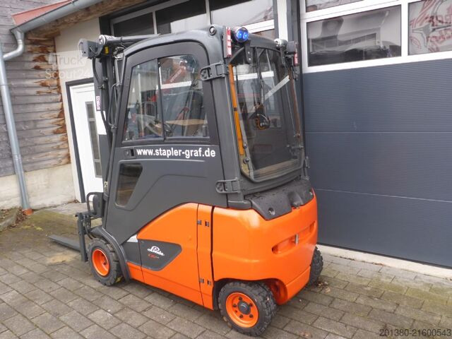 Viljuškar sa prednjim utovarivačem Linde E20