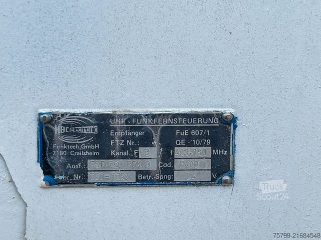 Camion équipé d'une grue MERCEDES-BENZ 814 Atego mit Böcker Dachdecker Kran AK25-650