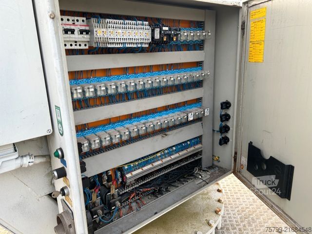 Camion équipé d'une grue MERCEDES-BENZ 814 Atego mit Böcker Dachdecker Kran AK25-650