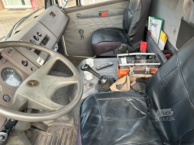 Camion équipé d'une grue MERCEDES-BENZ 814 Atego mit Böcker Dachdecker Kran AK25-650