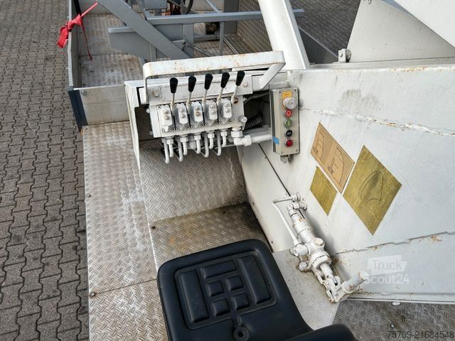 Camion équipé d'une grue MERCEDES-BENZ 814 Atego mit Böcker Dachdecker Kran AK25-650