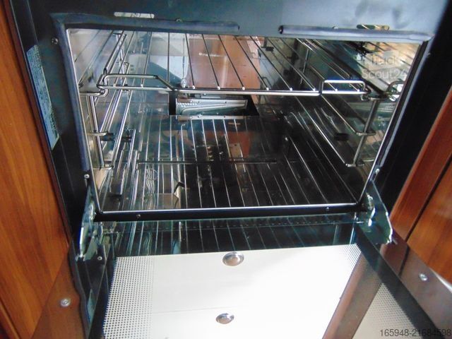 Półzintegrowany kamper ADRIA MERCEDES - POLARIS - seiner Zeit weit voraus