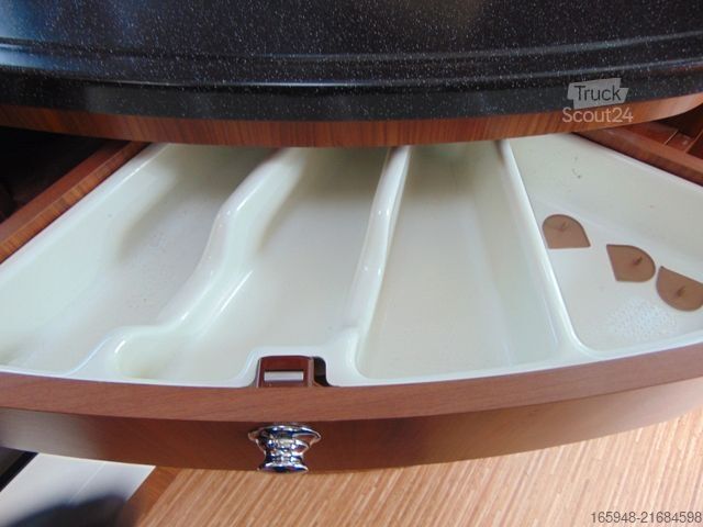 Półzintegrowany kamper ADRIA MERCEDES - POLARIS - seiner Zeit weit voraus