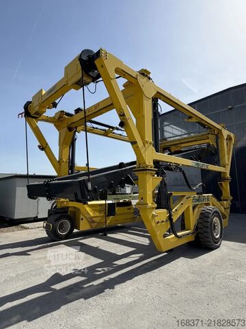 Apilador de contenedores Combilift Straddle carrier