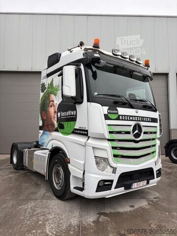 Standardowy ciągnik Mercedes-Benz Actros 1963