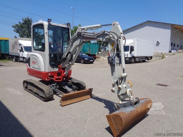 Mini bager TAKEUCHI TB 225 Powertilt Löffel Taklock 2.400 kg