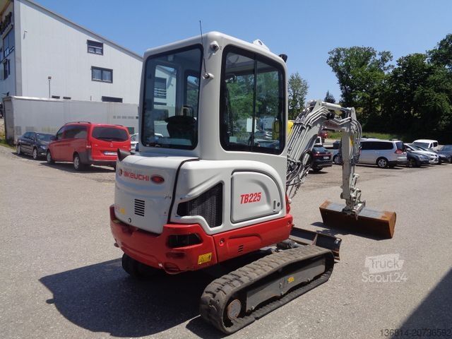 Mini bager TAKEUCHI TB 225 Powertilt Löffel Taklock 2.400 kg