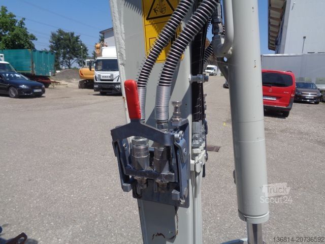 Mini bager TAKEUCHI TB 225 Powertilt Löffel Taklock 2.400 kg