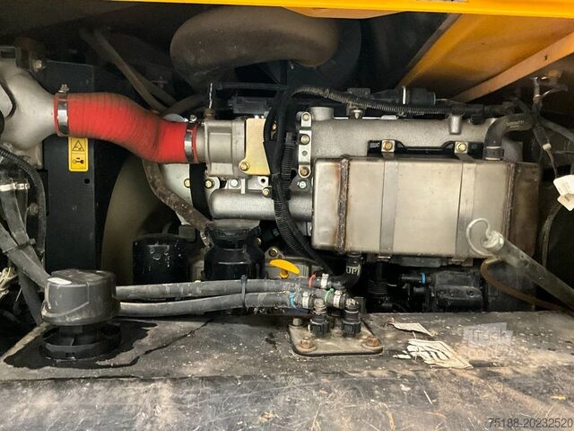 Döngölő teherautó JCB 6 TF T
