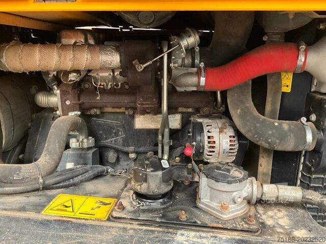 Döngölő teherautó JCB 6 TF T