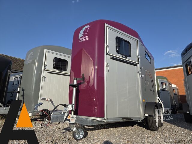 Remorque de transport de chevaux Cheval Liberté Touring Country 2,6t berry Sattelschrank