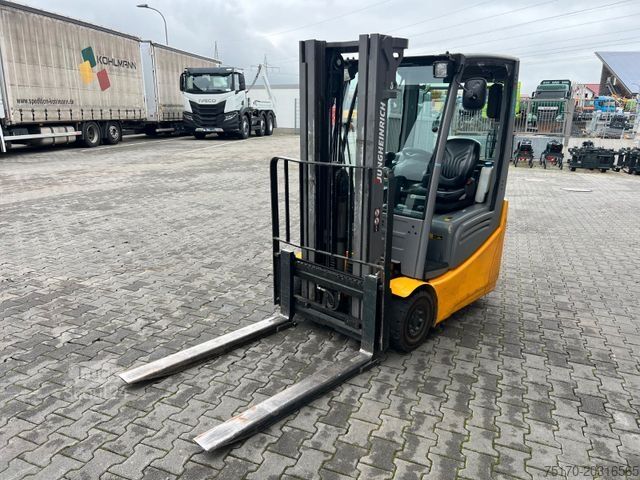 Frontgaffeltruck JUNGHEINRICH EFG 215 / Triplex 4.25m / 1.851h / Batterie 2023