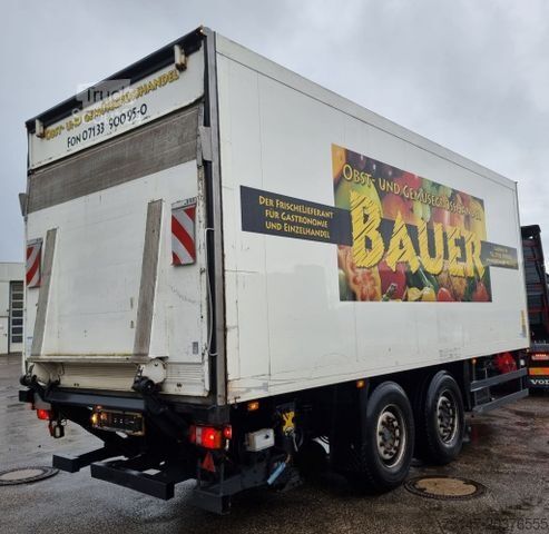 Koeltrailers SCHMITZ CARGOBULL 18 to Tandem Kühlkoffer Ladebordwand Durchlader