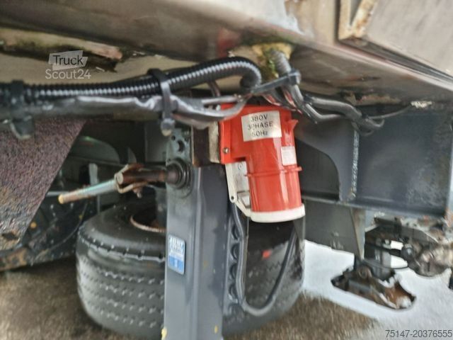 Koeltrailers SCHMITZ CARGOBULL 18 to Tandem Kühlkoffer Ladebordwand Durchlader