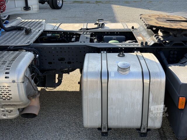 Trattore stradale standard Iveco Sway 490