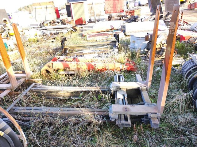 Palet çatalı  Forklift mast with forks/ Tõstuki mast käppadega