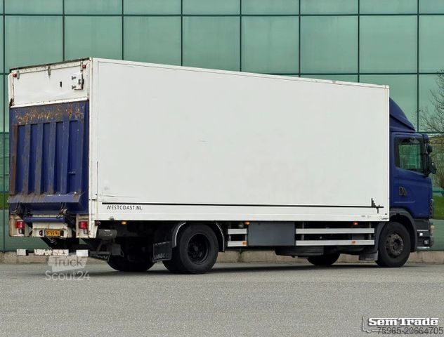 Vrachtwagen met bakwagen SCANIA P94-220 EURO 2 AIRCO MANUAL GEARBOX LAMBOO BOX T