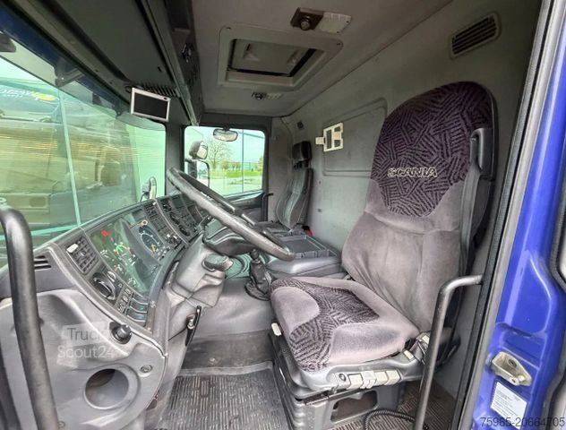 Vrachtwagen met bakwagen SCANIA P94-220 EURO 2 AIRCO MANUAL GEARBOX LAMBOO BOX T