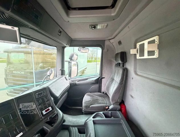 Vrachtwagen met bakwagen SCANIA P94-220 EURO 2 AIRCO MANUAL GEARBOX LAMBOO BOX T
