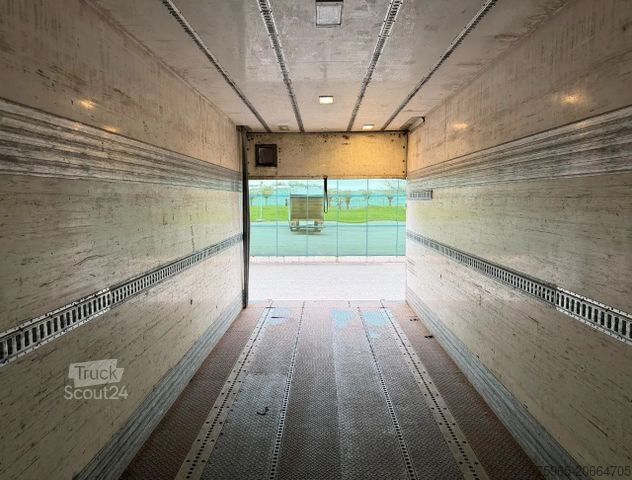 Vrachtwagen met bakwagen SCANIA P94-220 EURO 2 AIRCO MANUAL GEARBOX LAMBOO BOX T