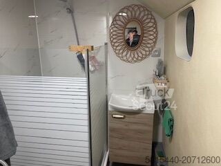 Przerobiona ciężarówka (kamper)