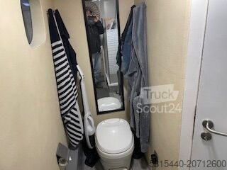 Przerobiona ciężarówka (kamper)