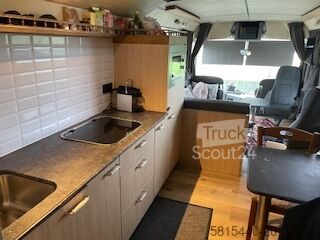 Przerobiona ciężarówka (kamper)