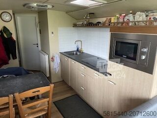 Przerobiona ciężarówka (kamper)