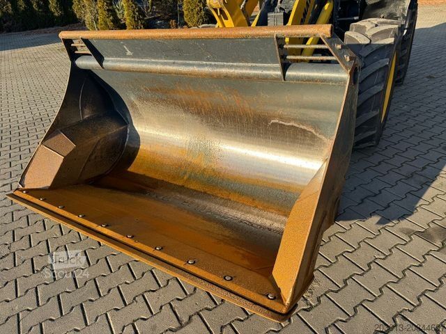 Wiellader KOMATSU WA 100M-8E0 Radlader 8 Ton - 3931 H - 0,75m³