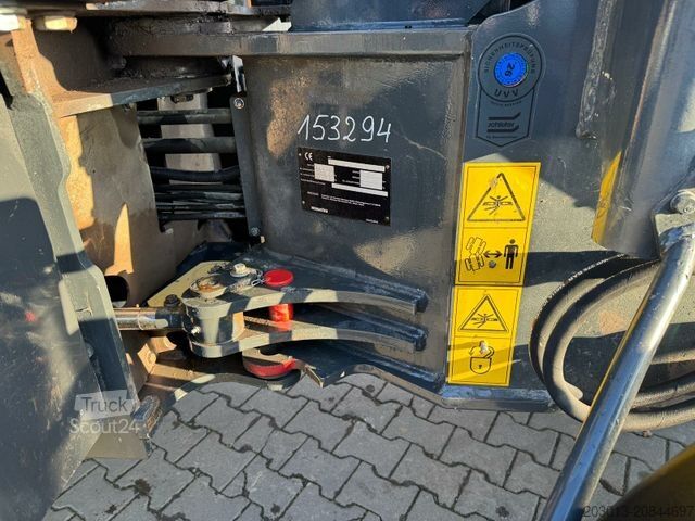 Wiellader KOMATSU WA 100M-8E0 Radlader 8 Ton - 3931 H - 0,75m³
