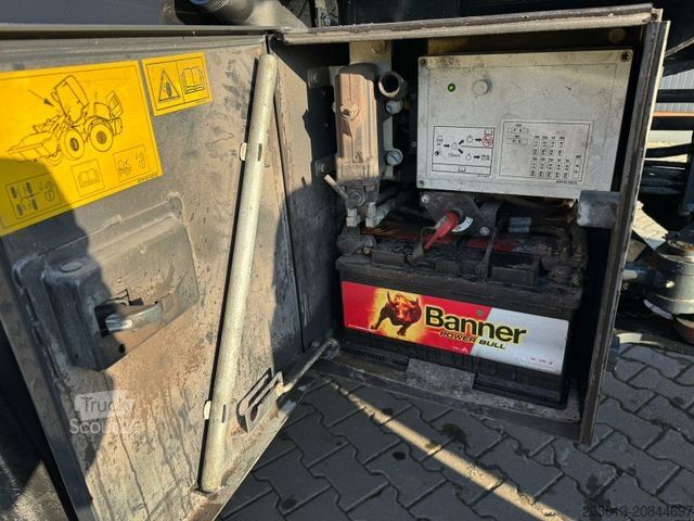 Wiellader KOMATSU WA 100M-8E0 Radlader 8 Ton - 3931 H - 0,75m³