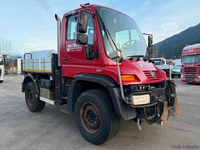 Camión volquete UNIMOG U 400 Dreiseitenkipper