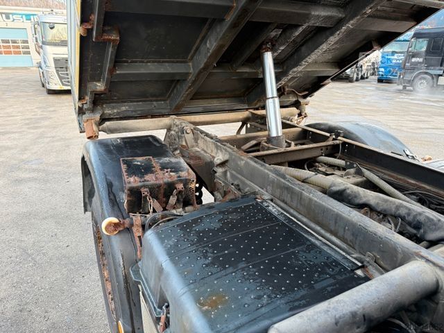 Camión volquete UNIMOG U 400 Dreiseitenkipper