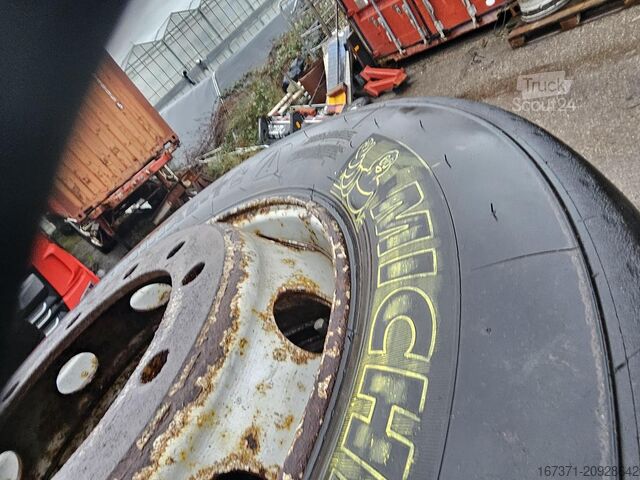 2015 MICHELIN 280/75 R 22.5 TERMINĀĻA TRAKTORA RIEPA, ĪPAŠI IZTURĪGA. MICHELIN 280/75 R 22.5 TERMNAL TRACTOR TIRE EXTRA HEAVY ...