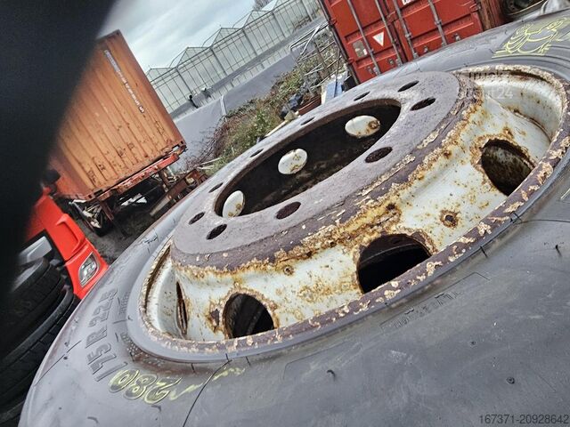 2015 MICHELIN 280/75 R 22.5 TERMINĀĻA TRAKTORA RIEPA, ĪPAŠI IZTURĪGA. MICHELIN 280/75 R 22.5 TERMNAL TRACTOR TIRE EXTRA HEAVY ...