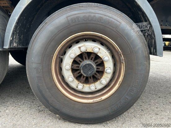 Semirimorchio con piattaforma di lavoro SCHWARZMüLLER PLATEAU-AUFLIEGER J SERIE