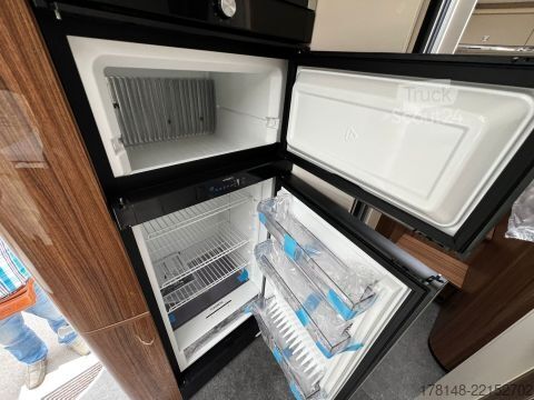 عربة التخييم/عربة سكن متنقلة Eura Mobil Contura 766 EF