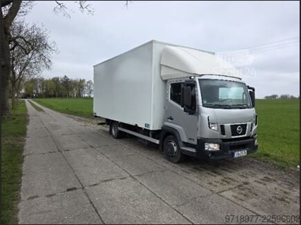 Nissan NT500 7,49 t dobozos teherautó rakodóemelővel Nissan NT 500