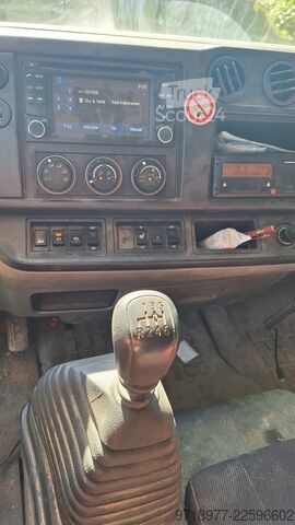 Nissan NT500 7,49 t dobozos teherautó rakodóemelővel Nissan NT 500