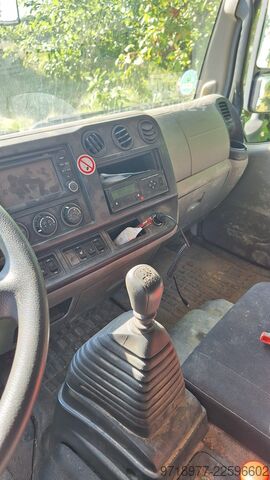 Nissan NT500 7,49 t dobozos teherautó rakodóemelővel Nissan NT 500