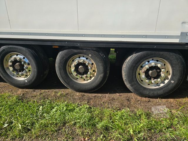 Ψυκτικός ημιρυμουλκούμενος KRONE SD. Carrier Vector pelstock.