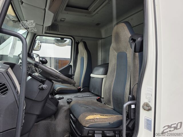 Kassevogn Volvo FL 250 Koffer mit Portaltüren