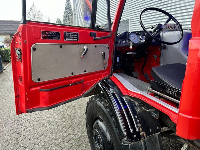 Unimog Mercedes-Benz U 416 brannbil i topp stand Unimog Mercedes-Benz U 416 Brandweer in topstaat