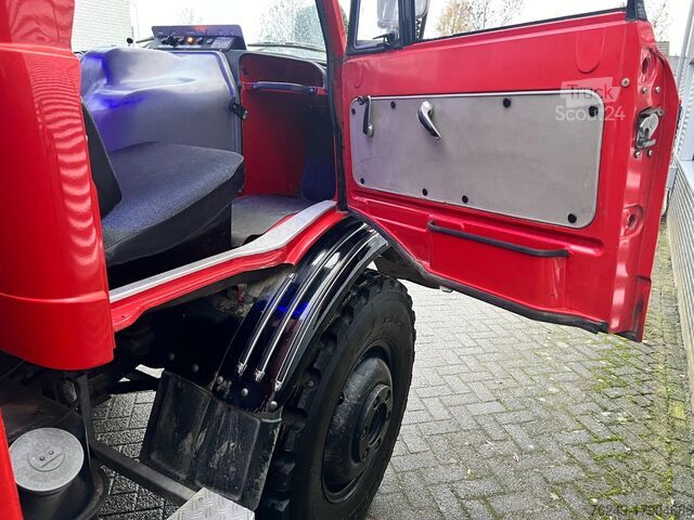 Unimog Mercedes-Benz U 416 brannbil i topp stand Unimog Mercedes-Benz U 416 Brandweer in topstaat
