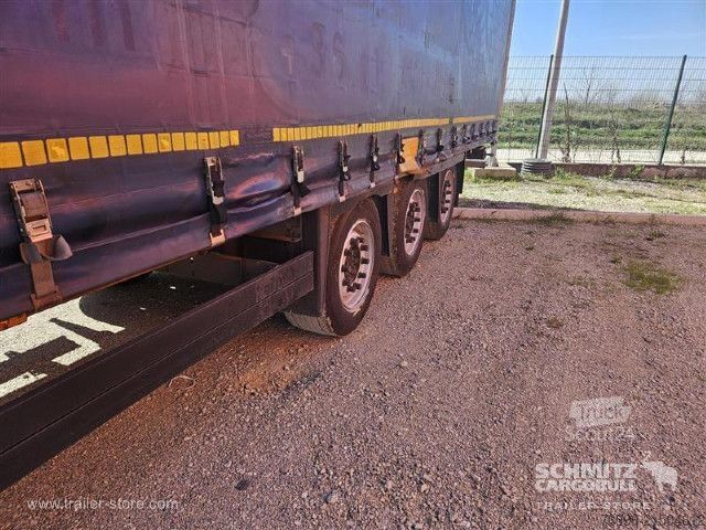 Öppen semitrailer med kapell Schmitz Cargobull Semitrailer Curtainsider Mega