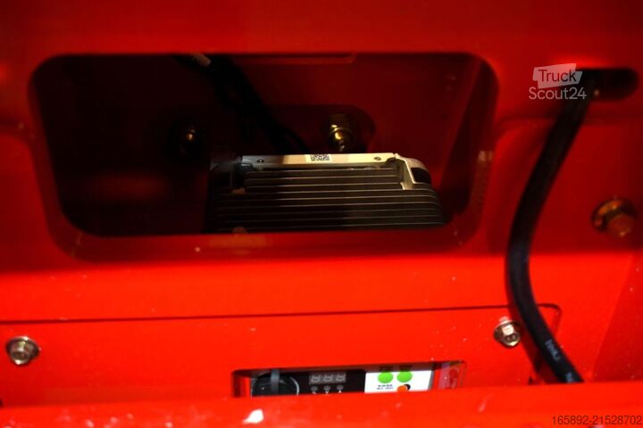 Tovornjak z delovno ploščadjo Magni ES0807AC