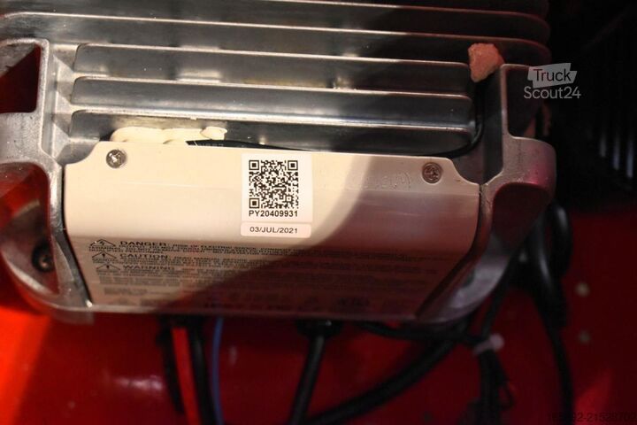 Tovornjak z delovno ploščadjo Magni ES0807AC