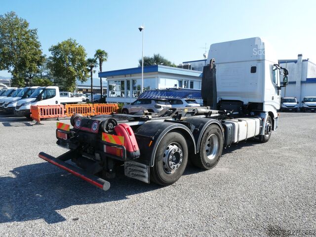 شاحنة قلّابة بذراع تحميل متحرك Iveco Stralis AS 260 500