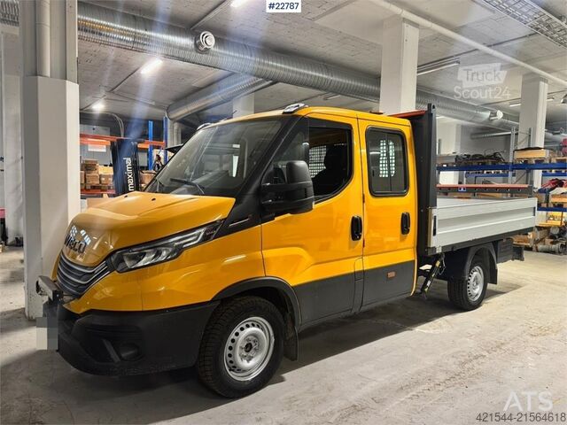 Stationwagen met hoog dak Iveco 35S18 flatbed truck with crane – 2 sets of tires –